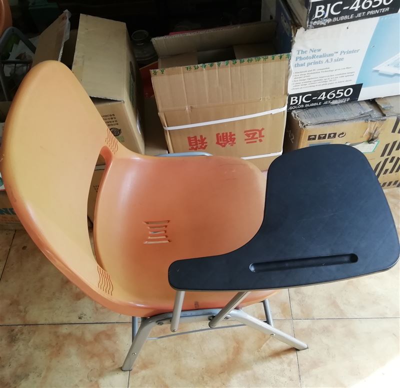 賣椅子，楊琴